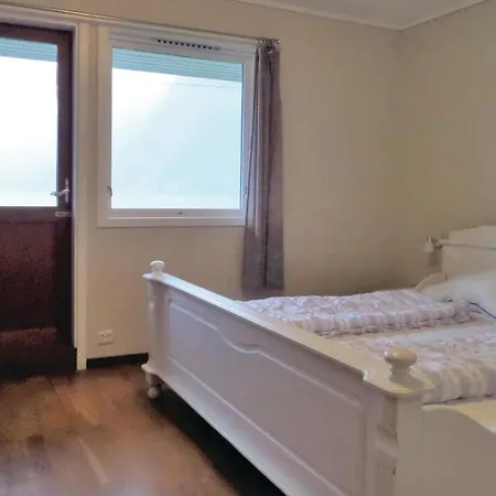 3 Bedroom Cozy In * Эйдфьорд